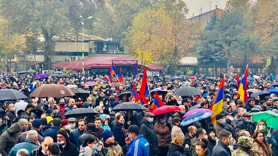 Des milliers de manifestants à Erévan cet après-midi à l’appel des 16 partis de l’opposition demandent la démission de Nikol Pachinian