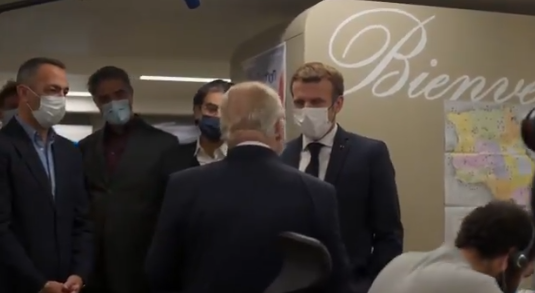 Emmanuel Macron au Centre d&rsquo;appels du Phonéthon : la vidéo