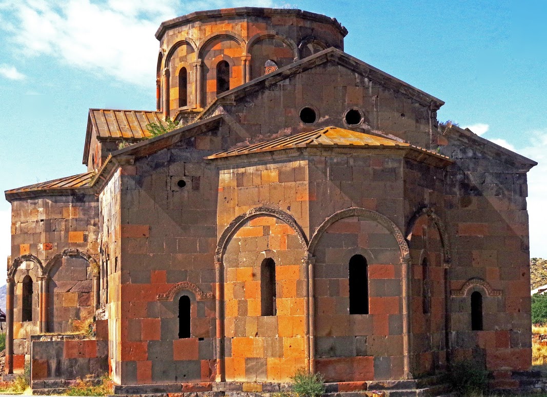 La cathédrale Sourp Katoghiké de Talin (Arménie) datant du VIIe siècle est en cours de restauration