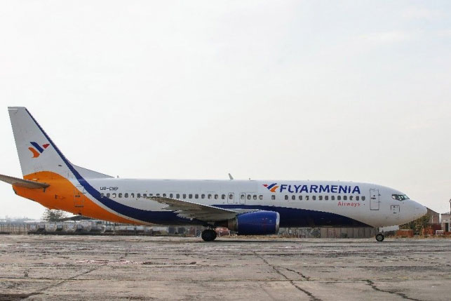 Le premier avion Boeing 737-400 de la compagnie aérienne arménienne Fly Armenia Airways est arrivée en Arménie