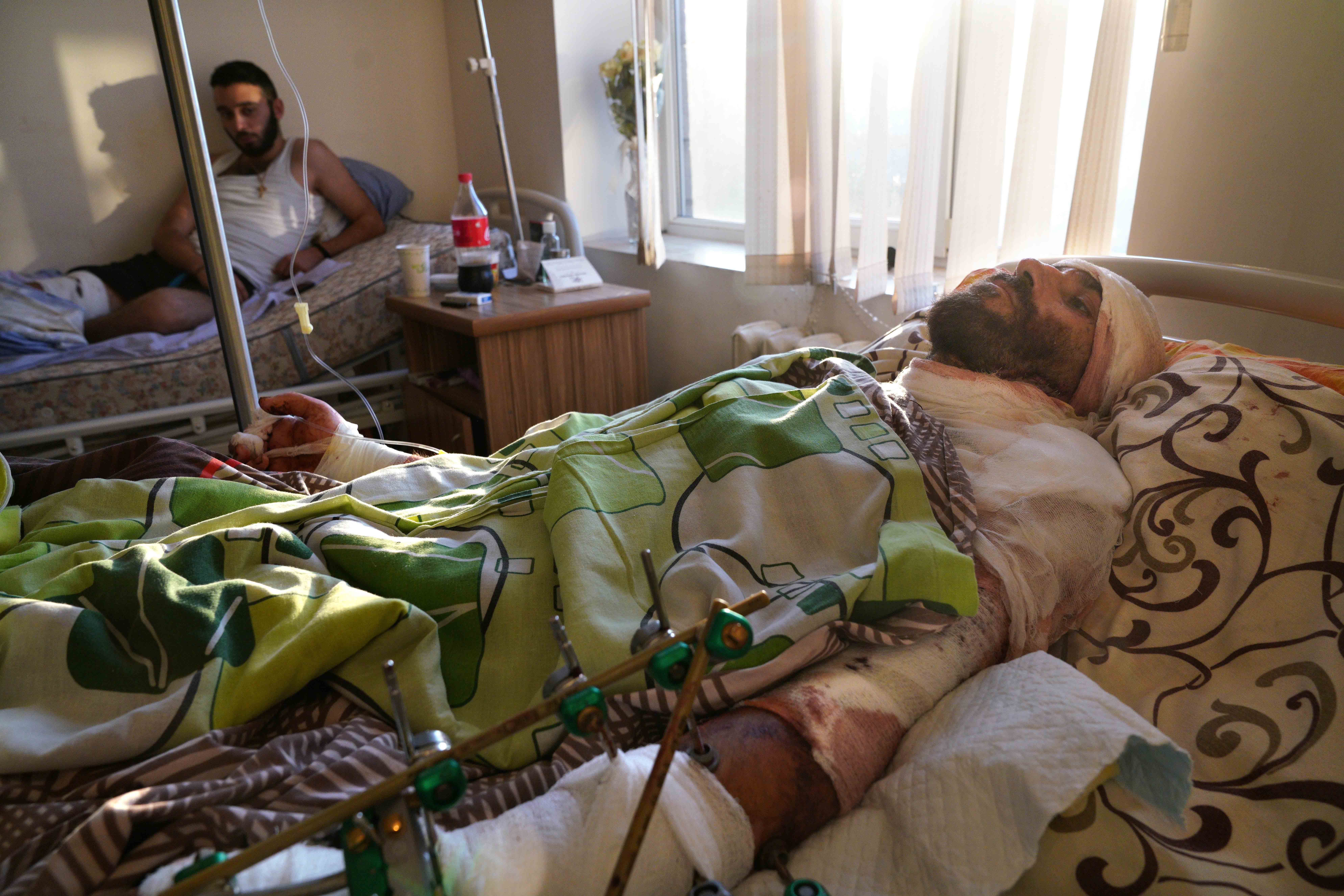 La visite du secrétaire d’Etat Jean Batiste Lemoine à l’ hôpital des grands brûlés à Erevan
