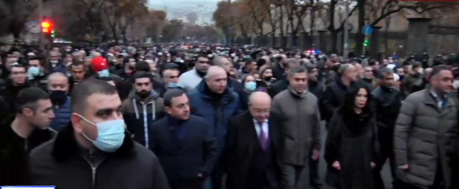 Erevan : des milliers de manifestants protestent contre le gouvernement