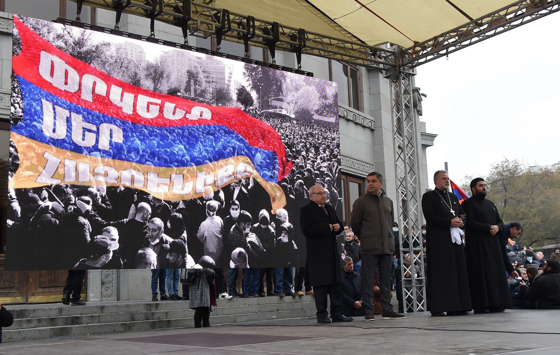 Le père Hovhannès Hovhannisyan gardien de Dadivank (Haut-Karabagh) a participé à la manifestation anti-Pachinian par une prière