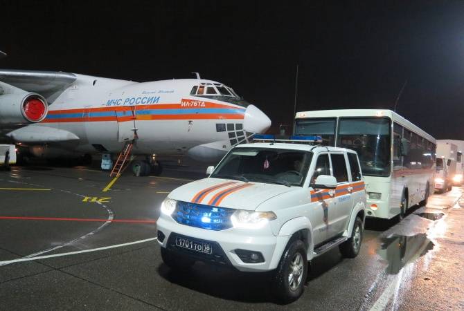 Un nouvel avion de secouristes russes et trois autobus est arrivé de Moscou à Erévan pour le Haut-Karabagh