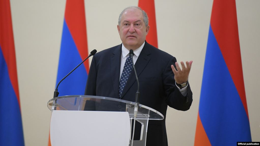 Le président Sarkissian critique le versement au gouvernement de Pachinian des fonds collectés durant la guerre