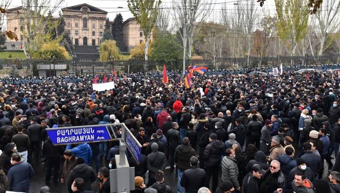 Des milliers de manifestants devant le Parlement arménien à Erévan demandent la démission de Nikol Pachinian