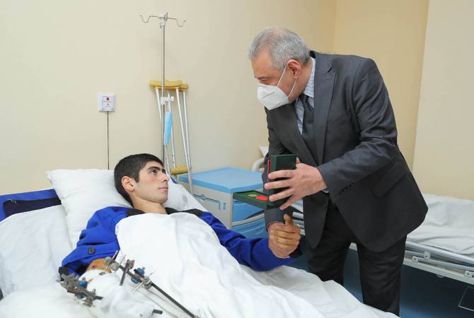 Vagharshak Harutyunyan le ministre arménien de la Défense a visité un hôpital militaire à Erévan