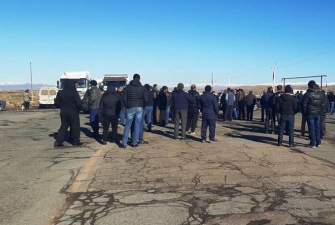 La route Gumri-Erévan coupée par des parents de soldats disparus le 15 décembre aux villages de Hin Tagher et Khdzaberd (Artsakh)