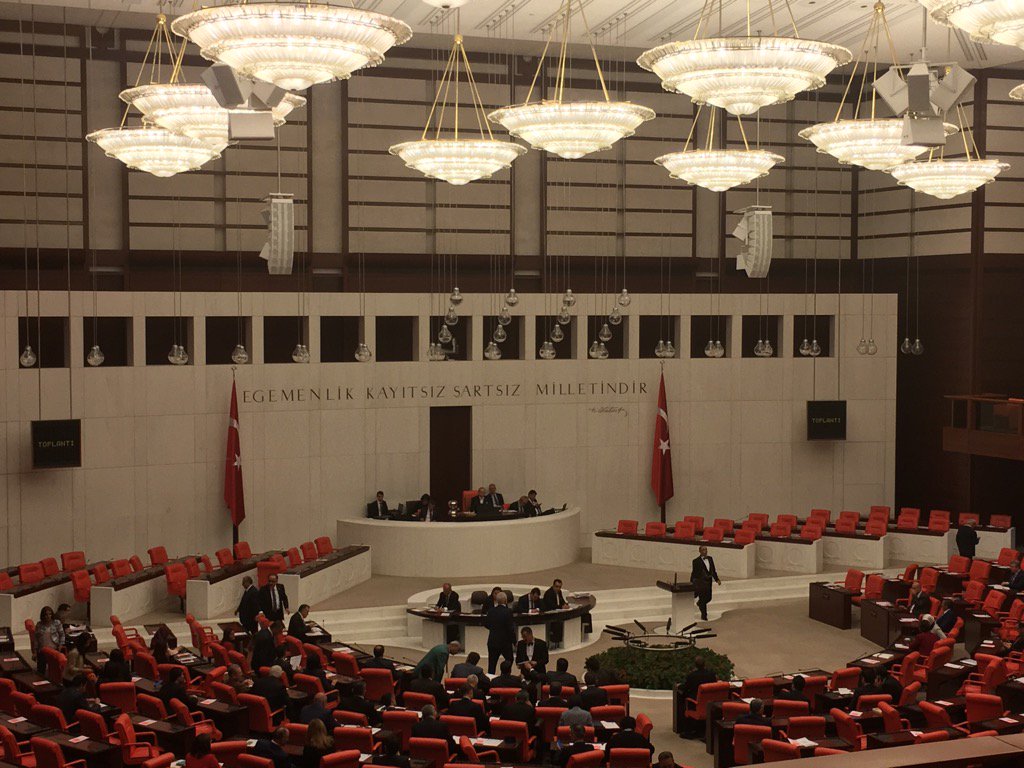 Le Parlement prolonge le déploiement de militaires en Libye