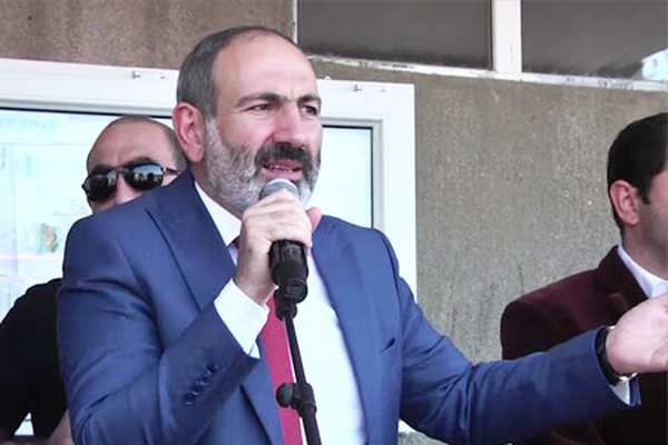 Nikol Pachinian rencontre des volontaires de la guerre d&rsquo;Artsakh