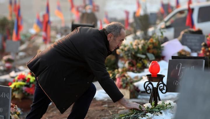 Robert Kotcharian s’est rendu au cimetière des héros de Yerablour à Erévan et déposé des fleurs sur la tombe de Monte Melkonian