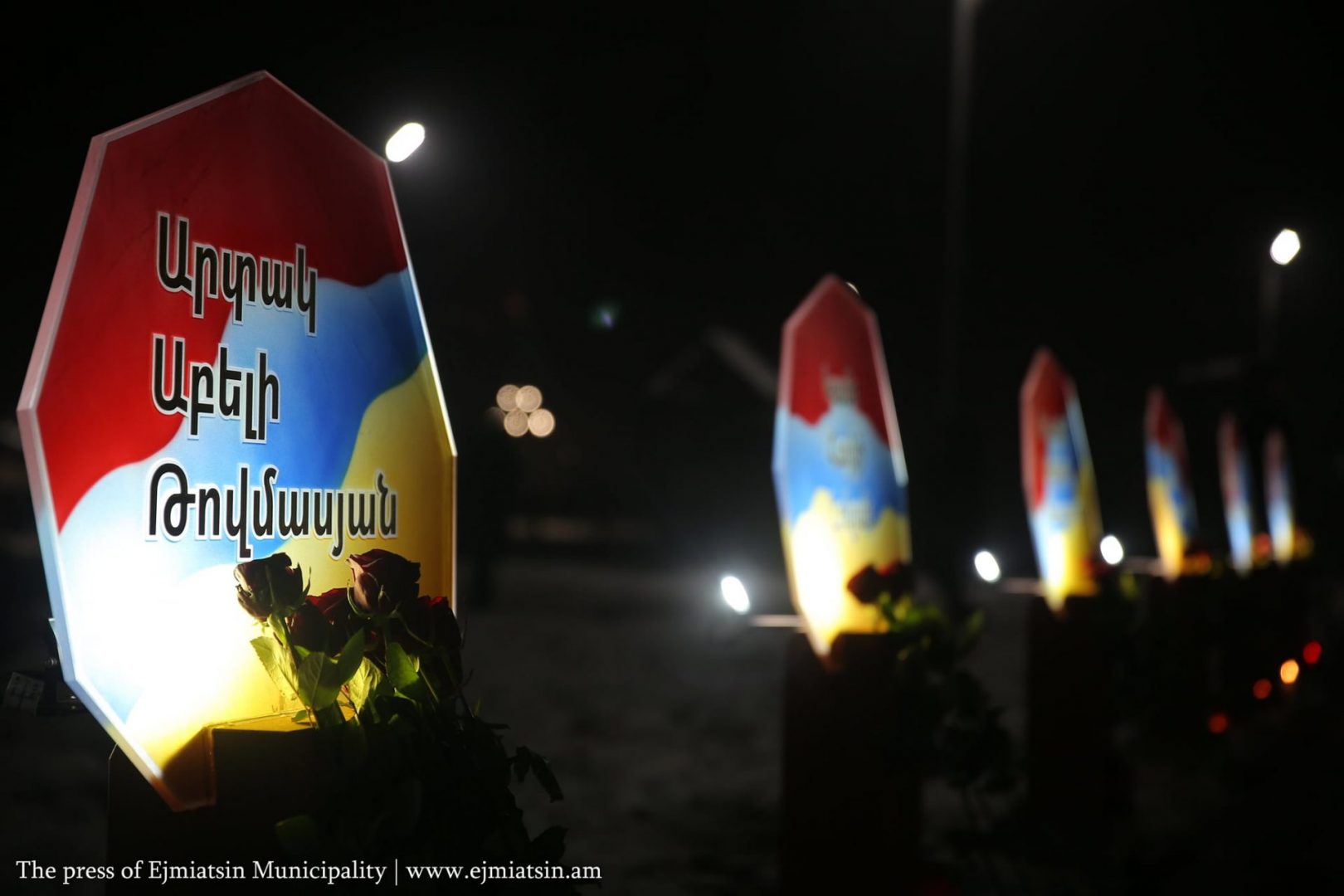 Cérémonie dans la ville d’Etchmiadzine devant le mémorial aux héros disparus lors la dernière guerre de l’Artsakh
