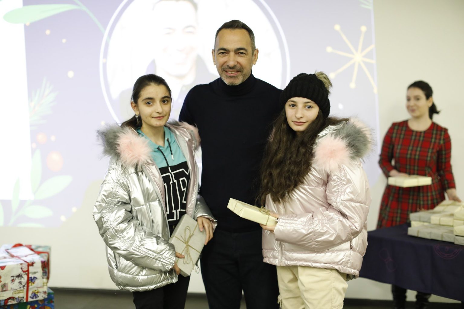 Youri Djorkaeff passe le jour de Noël avec les enfants d&rsquo;Artsakh