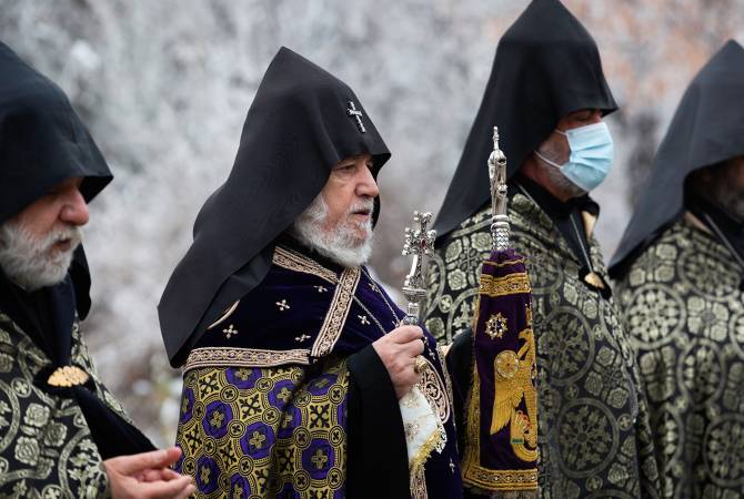 Le Catholicos Karékine II d’Etchmiadzine s’est rendu ce matin au cimetière des héros de Yerablour à l’occasion du Noël arménien