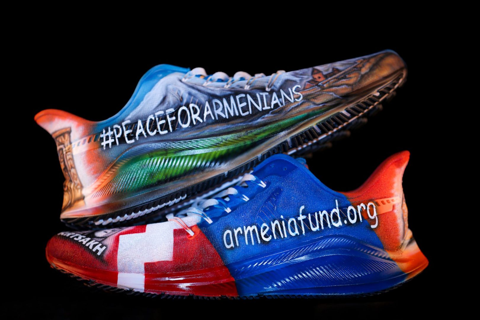 Une paire de chaussures de football aux motifs Arméniens atteint un montant record de 40 300 dollars à la vente aux enchères au profit du Fonds Arménien