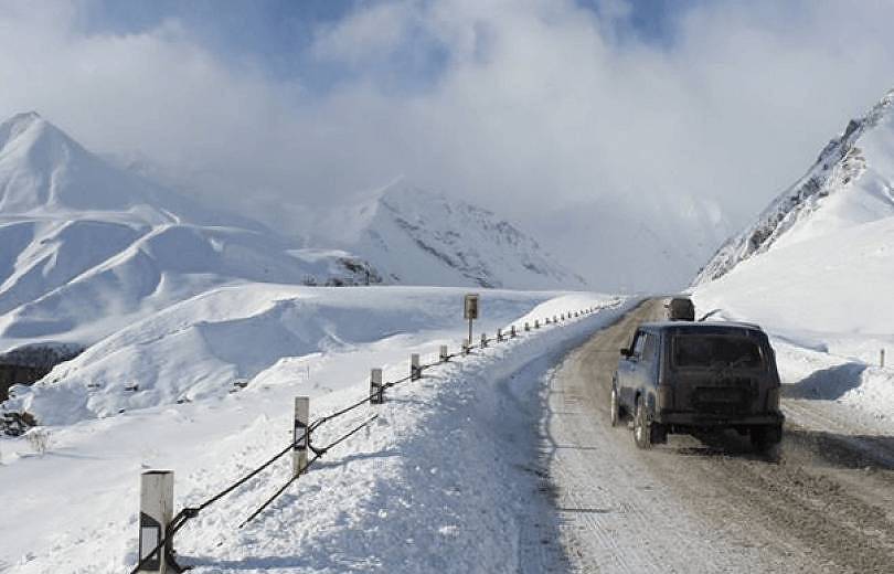 En Arménie la route entre le fort d’Amberd et le lac Kari dans la région d’Aragatzotn est fermée pour cause de neige