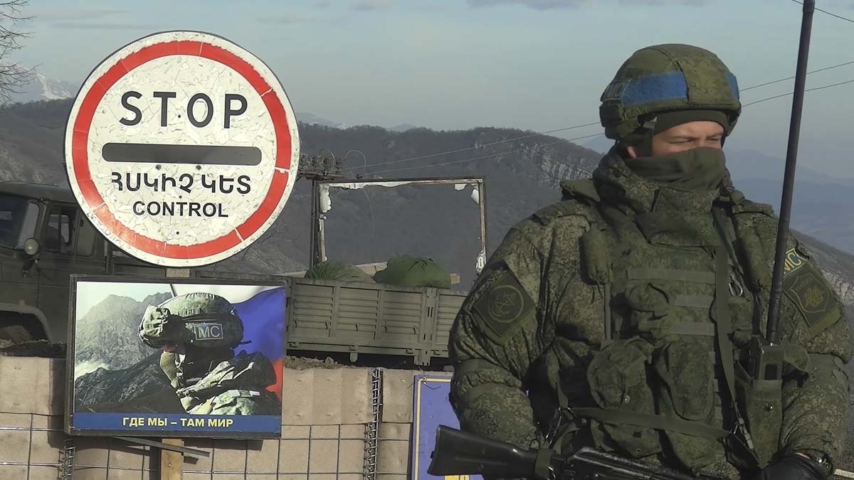 Les soldats de la paix russes surveillent la situation 24 heures sur 24 et contrôlent le respect du régime de cessez-le-feu au Haut-Karabagh