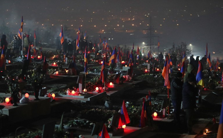 Allumage de bougies au cimetière militaire de Yerablour à Erévan à la mémoire des soldats héros morts en Artsakh