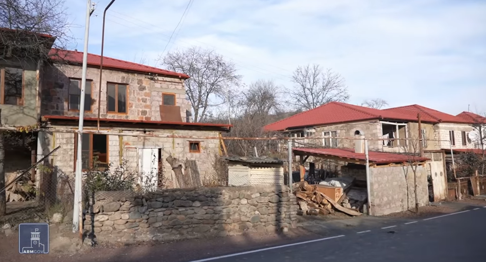 Au village frontalier d’Aygepar dans la région de Tavouch, 50 maisons ont vu leurs toits rénovées, suite aux dégradations du conflit arméno-azéri de l’été