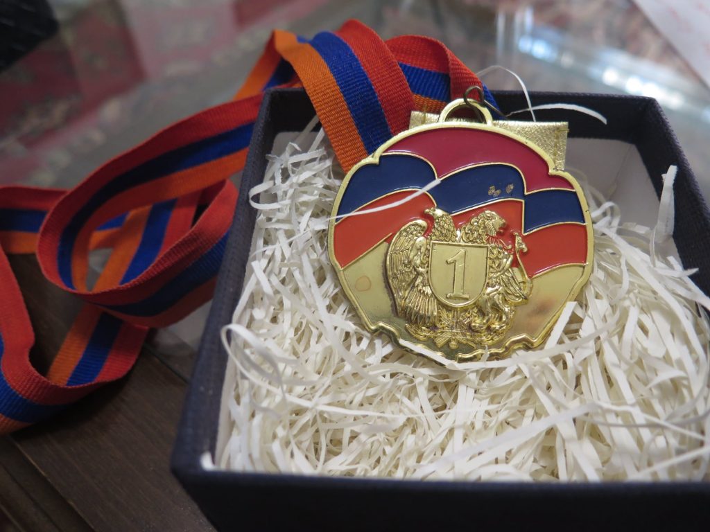 Un athlète iranien remet sa médaille d&rsquo;or à la famille d&rsquo;un soldat arménien tué en Artsakh
