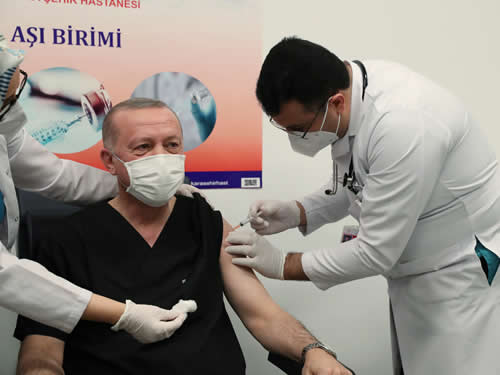 Coronavirus: Erdogan se fait vacciner pour rassurer les Turcs