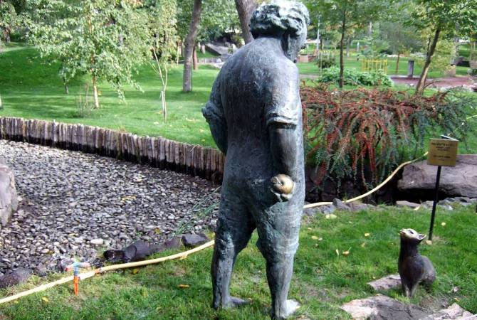 Le chat de la statue du sculpteur Gevorg Emin a disparu au Parc des Amoureux à Erévan