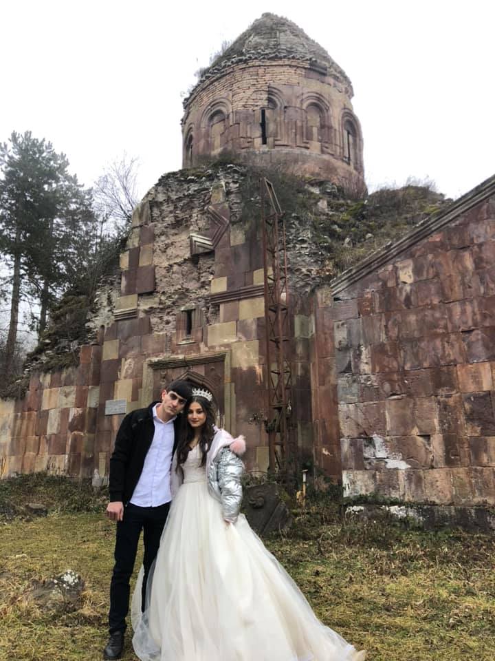 Un jeune couple arménien s’est marié au monastère de Khoranashat à 100 mètres de la frontière entre l’Arménie et l’Azerbaïdjan