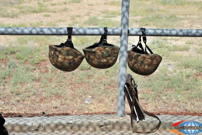 Les autorités azéries transfèrent les corps de deux militaires arméniens en Artsakh