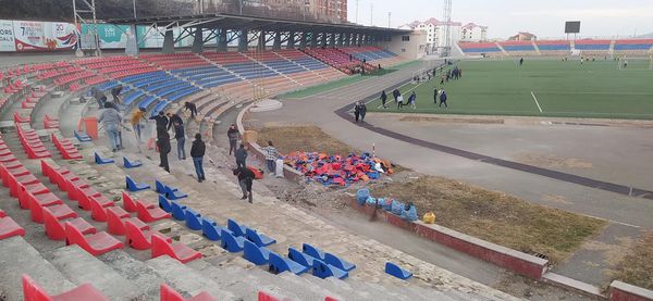 Des bénévoles nettoient le stade de Stepanakert (Artsakh)