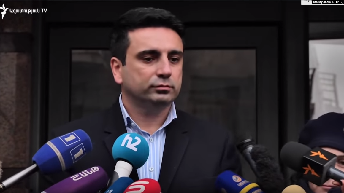 Si l&rsquo;opposition continue à demander sa démission, le gouvernement pourrait revenir sur les élections anticipées