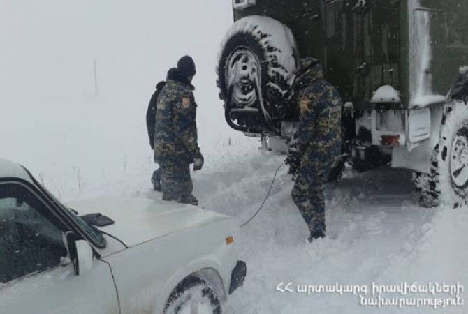 En Arménie les sauveteurs ont secouru 117 véhicules et 53 citoyens pris dans la neige