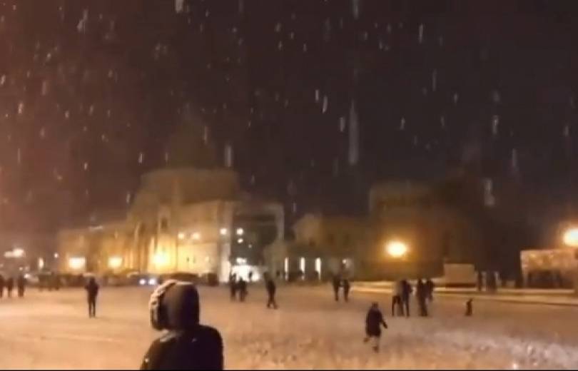 VIDEO-Sur la place centrale de Stepanakert (Artsakh) les enfants jouent à la bataille des boules de neige