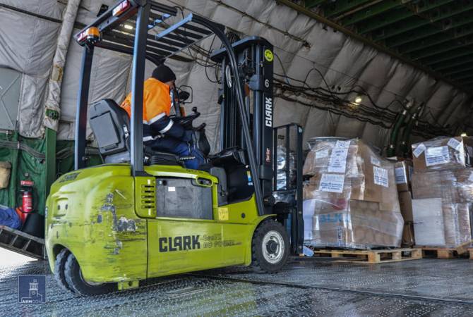 D’Allemagne 30 tonnes d&rsquo;aide humanitaire, dont 2 minibus, sont arrivées à Erevan par vol spécial aujourd’hui