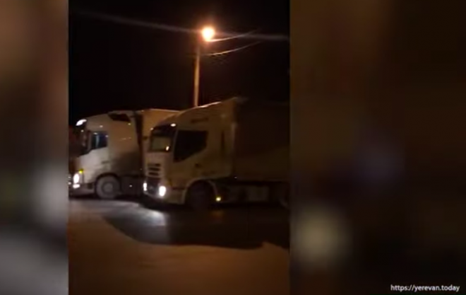 Des Azéris attaquent plus de 30 camions arrivant en Arménie dans la région de Marneouli (Géorgie)