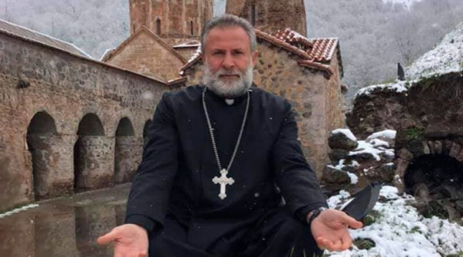 La colère du père Hovhannès Hovhannisyan au sujet des nouvelles obligations soumises par l’Azerbaïdjan aux pèlerins Arméniens qui désirent se rendre à Dadivank