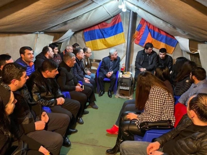 L’ex-président Serge Sargsyan a rendu visite aux manifestants passant la nuit sur la place de la République