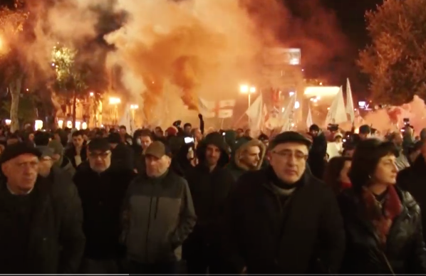 Des dizaines de manifestants d’opposition interpellés sur fond de crise politique