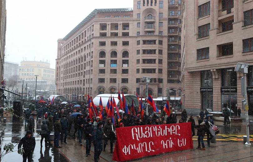 Les manifestants anti-Pachinian dispersés en quatre groupes ont bloqué les axes principaux du centre d’Erévan hier