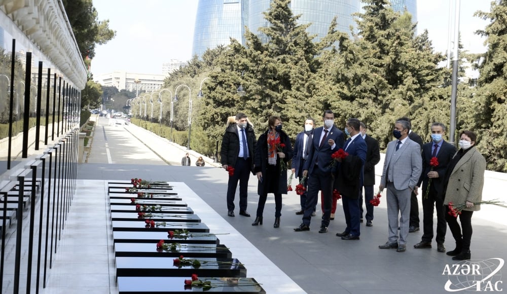 Une délégation de parlementaires français rendent hommage à Heydar Aliev