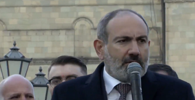 Nikol Pachinian dans la rue pour dénoncer une tentative de putsch