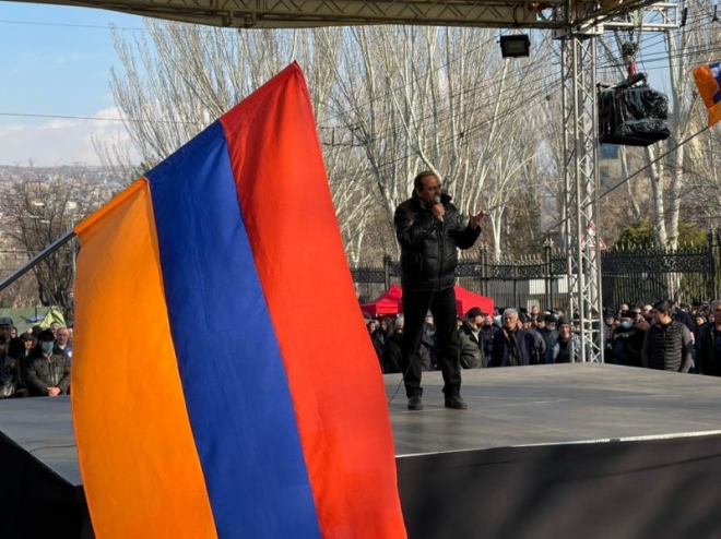 L&rsquo;opposition poursuit son rassemblement de protestation dans la rue Baghramian à Erévan
