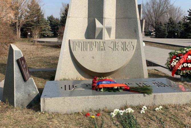 Des fleurs ont été déposées au nom du Président arménien sur la tombe de Vazgen Sargsyan et à son monument à Yerablour