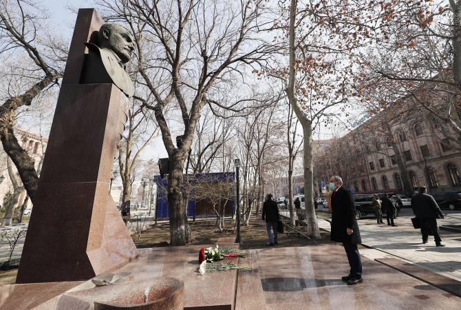 Nikol Pachinian a rendu hommage à la mémoire de Vazgen Sargsyan