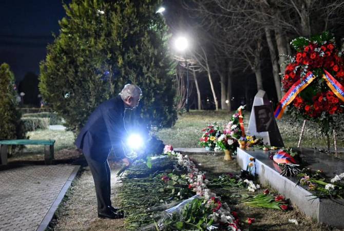 Serge Sargsyan s’est rendu au panthéon de Yerablour rendre hommage au « Sparapet » Vazgen Sargsyan