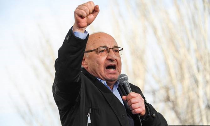 Vazgen Manoukyan a appelé les participants au rassemblement à fermer toutes les entrées de l&rsquo;Assemblée nationale