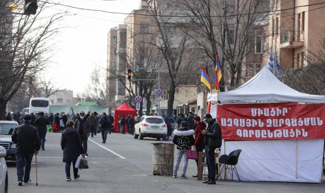 Les boulevards Baghramyan et Demirchyan à Erévan sont bloqués par les partisans du Mouvement de sauvegarde de la Patrie qui ont fermé l’entrée de l’Assemblée nationale