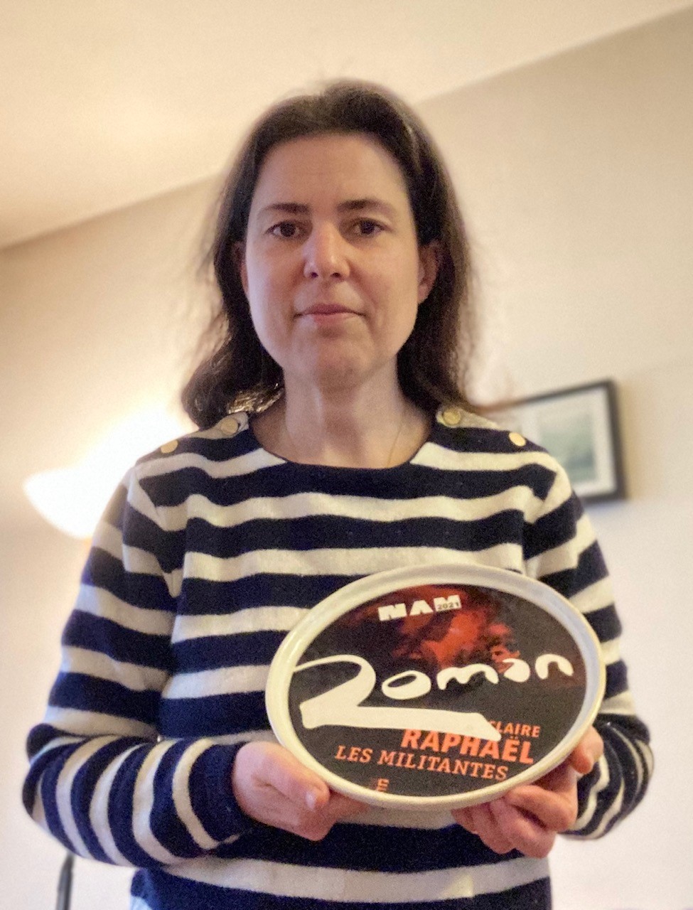 Claire Raphaël avec son Trophée des NAM de la catégorie Roman