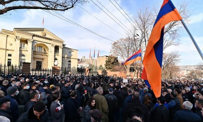 Le Mouvement de sauvegarde de la Patrie organise un rassemblement devant le bureau du President