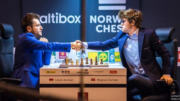 Levon Aronian (Arménie) éliminé par le numéro un mondial Mgnus Carlsen (Norvège) au Meltwater Champions Chess Tour