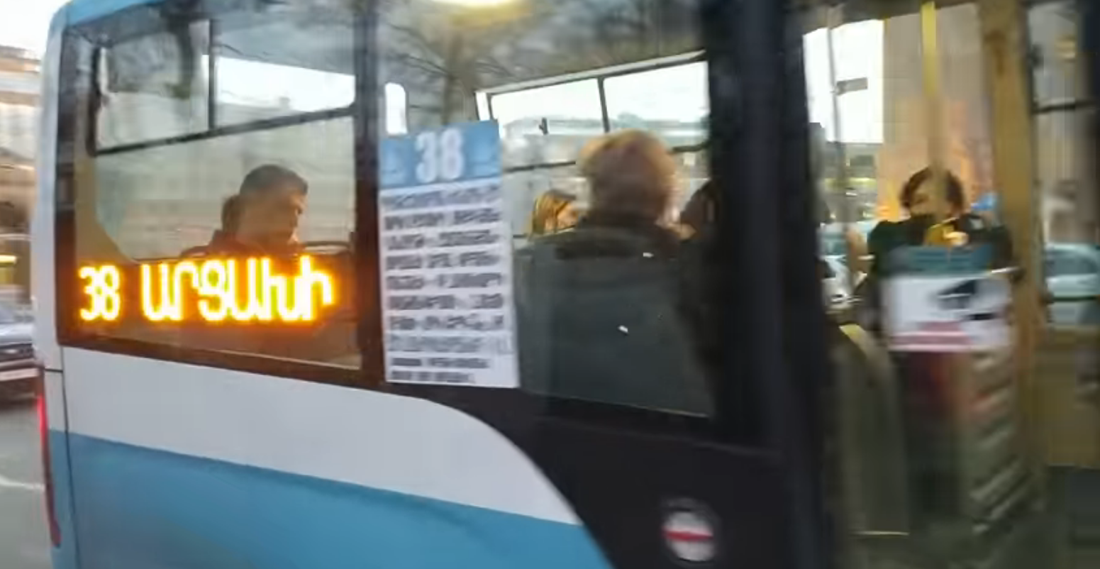 Les panneaux d’affichage électronique sur les nouveaux bus urbains d’Erévan sont déjà en arménien